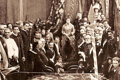 Isabel, o Conde d'Eu e o escritor Machado de Assis na Missa Campal da Abolição da Escravatura, em 17 de maio de 1888.