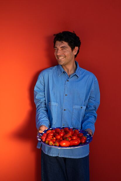 Enrico Furnari, director del bazar de La Minervetta y de La Casa di Maratea, con una bandeja de tomates de la huerta.