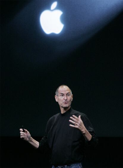 El fundador de Apple se dirige al público en una expo de la compañía de la manzana
