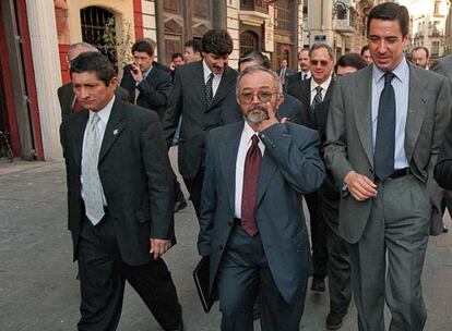 Felipe Rincón (izquierda), pasea por Valencia con Raúl Reyes (centro) y el entonces presidente de la Generalitat, Eduardo Zaplana, durante la gira de los negociadores de las FARC por Europa en 2000.