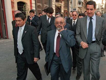 Felipe Rincón (izquierda), pasea por Valencia con Raúl Reyes (centro) y el entonces presidente de la Generalitat, Eduardo Zaplana, durante la gira de los negociadores de las FARC por Europa en 2000.