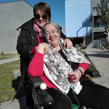 Beatriz Nicolás, acompañada de su enfermera, Jenny Mujica, durante una visita de ésta al centro de acogida para personas sin techo Puerta Abierta.