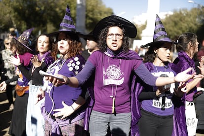 Una chirigota de mujeres actúa en la concentración en Sevilla por el 25-N convocada por la Asamblea Feminista Unitaria, este sábado.