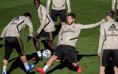 Hazard disputa un balón en el entrenamiento del miércoles.