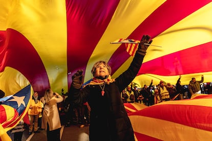 La protesta, que según los organizadores ha reunido a 30.000 personas, se ha celebrado a los pies de la montaña de Montjuïc donde se celebra esta mañana la cumbre hispano-francesa en el Museo Nacional de Arte de Cataluña (MNAC).