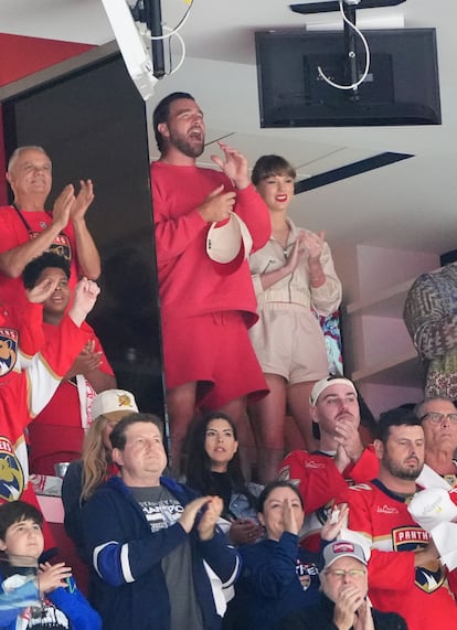 Hace unos días, Taylor Swift y Travis Kelce anunciaban su compromiso publicando unas románticas imágenes en Instagram que han sido analizadas hasta la extenuación. Más allá del anillo de compromiso, tema central de la conversación, las publicaciones especializadas han puesto el foco en el vestido de rayas de Polo Ralph Lauren que llevaba ella, en su reloj de Cartier de más de 15.000 euros o en el brazalete de Louis Vuitton de otros tantos ceros a la derecha. Además del compromiso, la cantante y el jugador de fútbol americano acumulan en su currículo estilístico un buen puñado de apariciones que merece la pena repasar. En la imagen, durante un partido de hockey sobre hielo en Miami el pasado junio, la cantante lució un conjunto de chaqueta bómber y shorts de Area, conocida por sus distintivos cristales, que combinó con bolso de Chanel y botas de Prada. Él apostó dodo al rojo con un conjunto de sudadera y pantalón corto de la marca estadounidense Elwood.