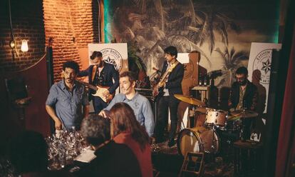 El maestro cervecero Fernando Iglesias y el grupo Mister Marshall durante la cata rockera.