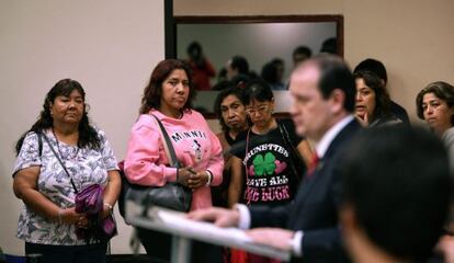 Familiares de los desaparecidos escuchan al fiscal del DF.
