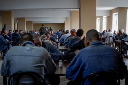 En el comedor, los reos se sientan de cuatro en cuatro y solo se levantan cuando el funcionario de prisiones les da permiso. En ese momento, los cuatro se tienen que poner en pie a la vez, recoger los platos y decir en voz alta: “Gracias por la comida”. 