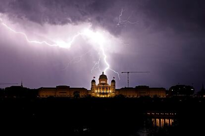 Un rayo ilumina el cielo sobre el Palacio Federal Suizo (Bundeshaus) en Berna.