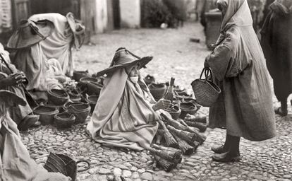 El fotógrafo madrileño Bartolomé Ros se dedicó a retratar Ceuta y la zona norte de Marruecos. Sus imágenes recogieron el día a día del protectorado español en la década de los veinte. En la foto, un registro del mercado del trigo de Tetuán, en 1928.