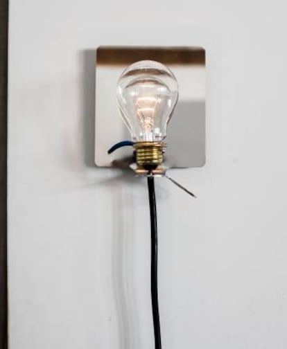 Cornucopia, su primera lámpara, y su ideario: llevar la luz a su mínima expresión.
