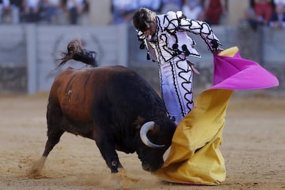 El diestro Miguel Ángel Perera en su faena con el capote.