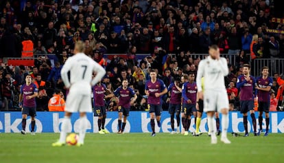 Los jugadores del Barcelona celebran el quinto gol de Vidal.