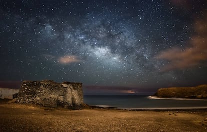 Cielo estrellado en la isla canaria de Fuerteventura.