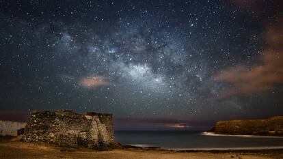 Cielo estrellado en la isla canaria de Fuerteventura.