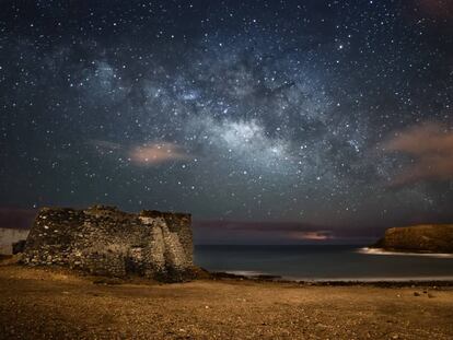 Cielo estrellado en la isla canaria de Fuerteventura.