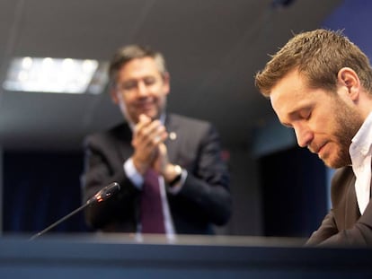 El presidente del Barcelona, Josep Maria Bartomeu, aplaude a Víctor Tomás en su despedida.