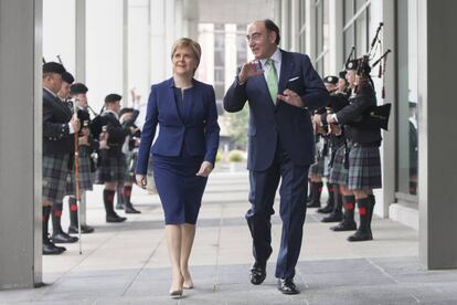 El presidente de Iberdrola, Ignacio Gal&aacute;n, con la primera ministra de Escocia, Nicola Sturgeon, en la nueva sede de la empresa en Glasgow