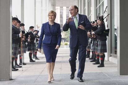 El presidente de Iberdrola, Ignacio Galán, con la primera ministra de Escocia, Nicola Sturgeon, en la nueva sede de la empresa en Glasgow