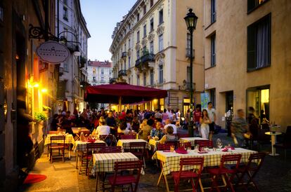 Restaurantes y terrazas en la zona del Quadrilatero, una de las más animadas de la ciudad italiana. 