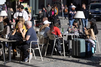 Un grupo de turistas en una terraza en Sevilla.