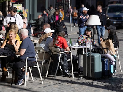 Un grupo de turistas en una terraza en Sevilla.