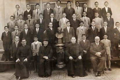 En esta fotografía sin datar, un joven Jorge Mario Bergoglio (cuarto desde la izquierda, tercera fila) posa para una foto grupal en su escuela primaria en Buenos Aires (Argentina).