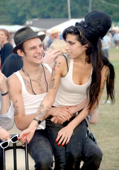 Amy Winehouse con su marido, Blake Fielder-Civil, en el festival de Ia isla de Wight, en 2007. 