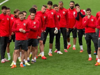 Los jugadores del Atlético escuchan las instrucciones del preparador físico, Óscar Ortega. 