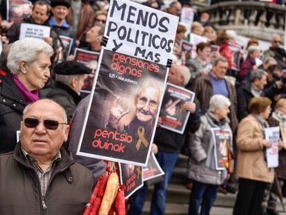 Pensionistas manifestándose en la puerta del ayuntamiento de Bilbao
