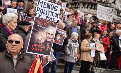 Pensionistas manifestándose en la puerta del ayuntamiento de Bilbao