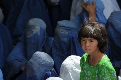 Mazar e Sharif, Afganistán 2011. Esta es, sin duda, otra de mis fotografías preferidas. Este grupo se había congregado para una distribución de cupones destinados a la compra de alimentos en comercios locales en Mazar e Sharif. La fuerza de la mirada de esta niña, me pareció fascinante.