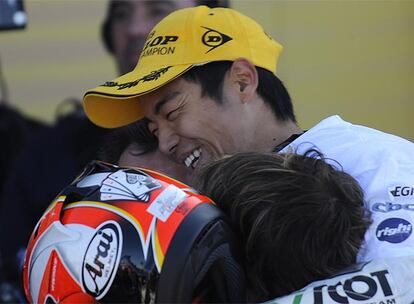 La única categoría que llegaba a Cheste sin campeón del mundo era la de 250, que se la disputaban entre el japonés y Simoncelli. Tras una carrera emocionante, llena de caídas y salidas de pista, Aoyama se lleva el campeonato.