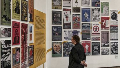 L'exposició al Museu Etnològic mostra cartelleria sobre les protestes urbanes de Barcelona.