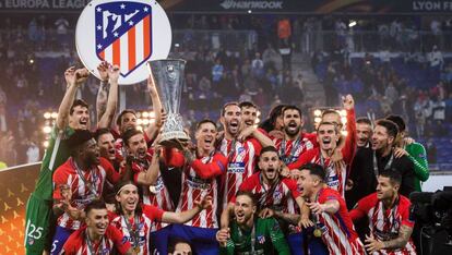 El Atlético de Madrid, campeón de la de la Europa League, tras el partido en Lyon.