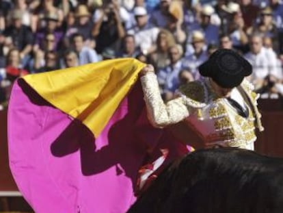 El diestro Javier Jiménez, que tomó la alternativa, con su primer toro.