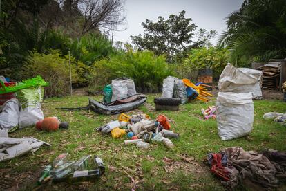 Residues and solid waste that have been extracted from the San Pedro River are separated for classification and identification with Artificial Intelligence.