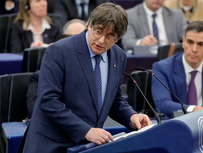 Carles Puigdemont y Pedro Sanchez en el Parlamento europeo, en Estrasburgo.