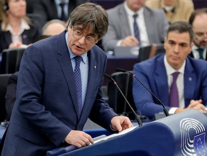 Carles Puigdemont, delante de Pedro Sánchez en el Parlamento Europeo en Estrasburgo, el 13 de diciembre.