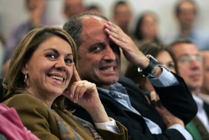 Francisco Camps y Dolores de Cospedal, el miércoles en un mitin en Elche (Alicante) para presentar como candidata a la alcaldía a Mercedes Alonso.