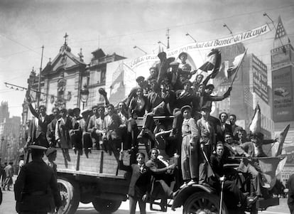 Un grupo de manifestantes republicanos muestran su alegría en la calle de Alcalá (Madrid) tras la proclamación de la Segunda República española en 1931.