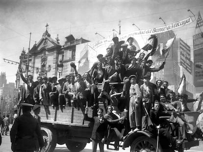Manifestantes republicanos muestran su alegría en la confluencia de las madrileñas calles de Alcalá y Gran Vía, el 14 de abril de 1931.