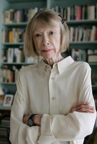 Joan Didion, retratada en 2005 en su piso de Nueva York.