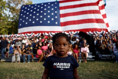 Una niña escucha a la vicepresidenta Kamala Harris pronunciar su discurso de agradecimiento a los votantes tras su derrota electoral del martes.