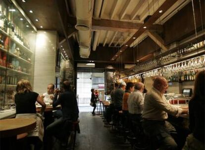 Interior de La Taberna del Gourmet, en Alicante.