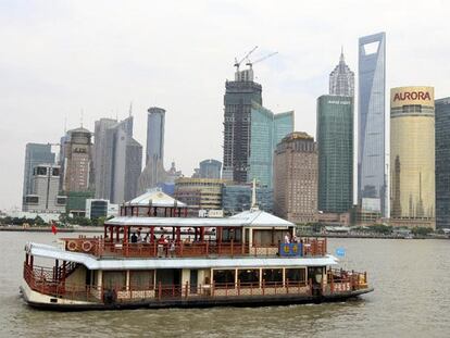 Aspecto de la zona nueva del Pudong vista desde el Bund (malecón) de Shanghai.