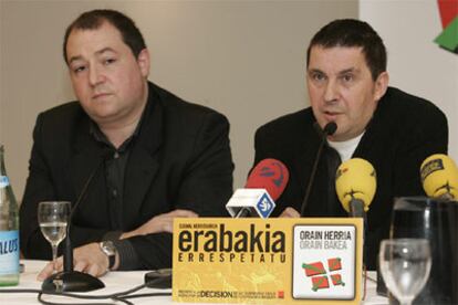 Los dirigente de la ilegalizada Batasuna, Arnaldo Otegi y  Pernando Barrena, durante la rueda de prensa de hoy.