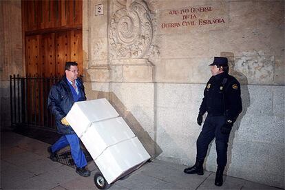 Los dos funcionarios que han sacado los papeles de la Generalitat del Archivo de Salamanca han tardado poco más de una hora en hacer su trabajo. Han tenido que ser escoltados por la policía nacional mientras acarreaban las cajas desde el Archivo hasta las furgonetas. Algunos les han increpado.