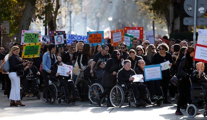 Manifestación de entidades de discapacitados en Sevilla este martes.